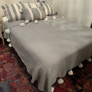 Tassel Bedspread w 4 Coordinating Pillows